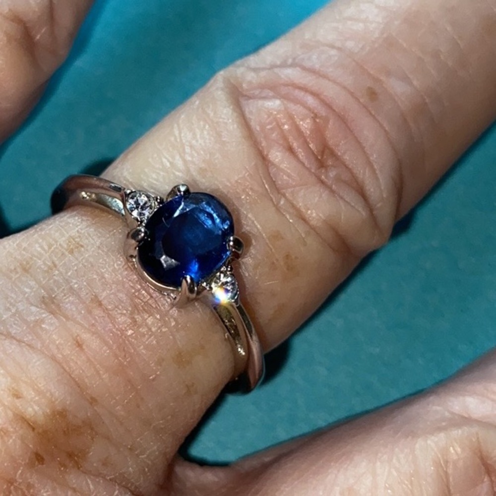 💕Avon Blue Stone Ring with Clear Stones💕